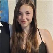 Estudiante de bachillerato científico de notas sobresalientes, especializada en ciencias